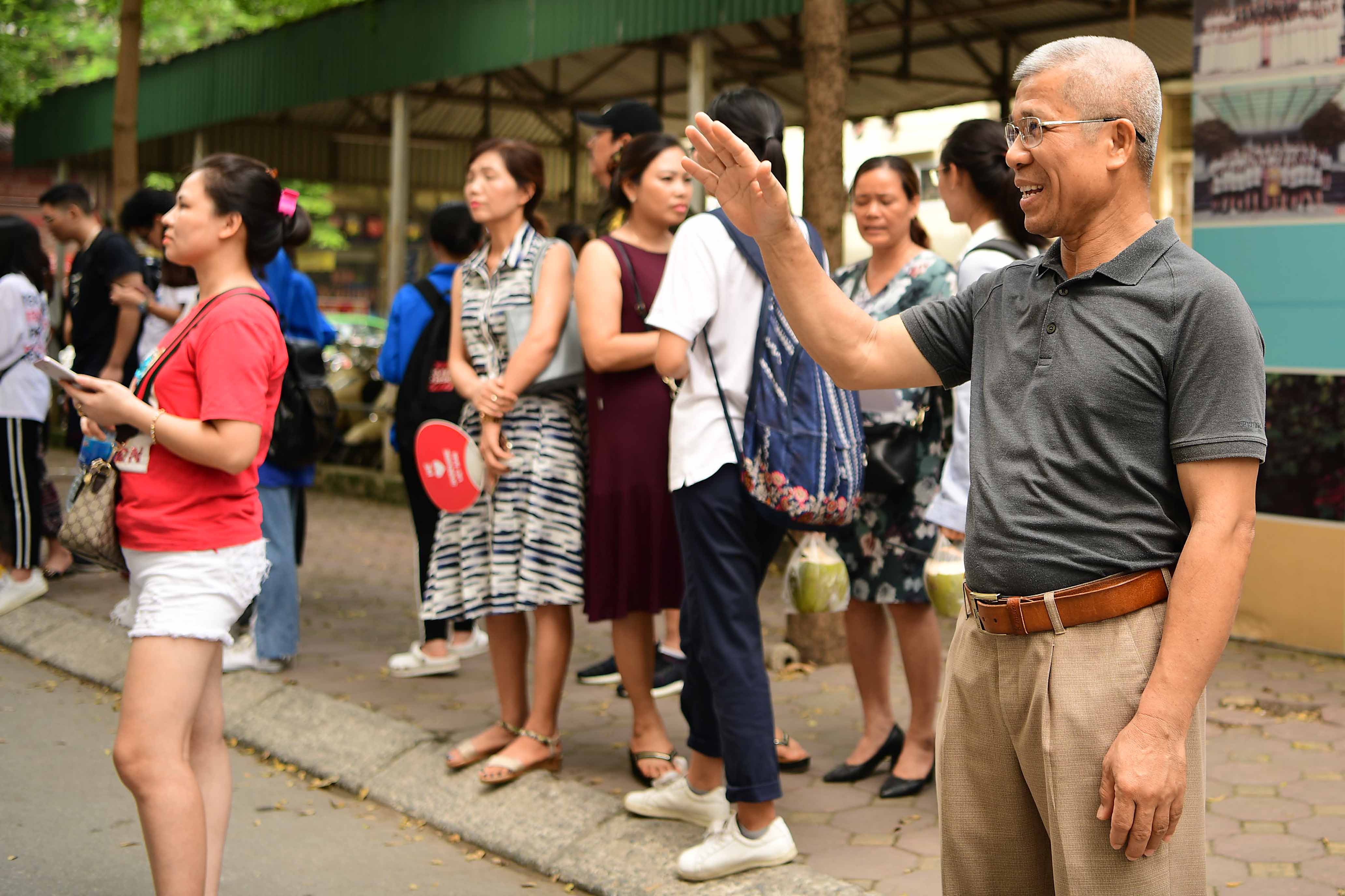 Những hình ảnh xúc động thi THPT quốc gia 2019: Từ hồi hộp cầu nguyện tới vỡ òa sung sướng - 17