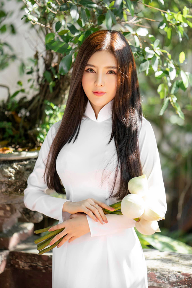 Người đẹp quê Khánh Hòa "hút hồn" người nhìn khi diện áo dài truyền thống.