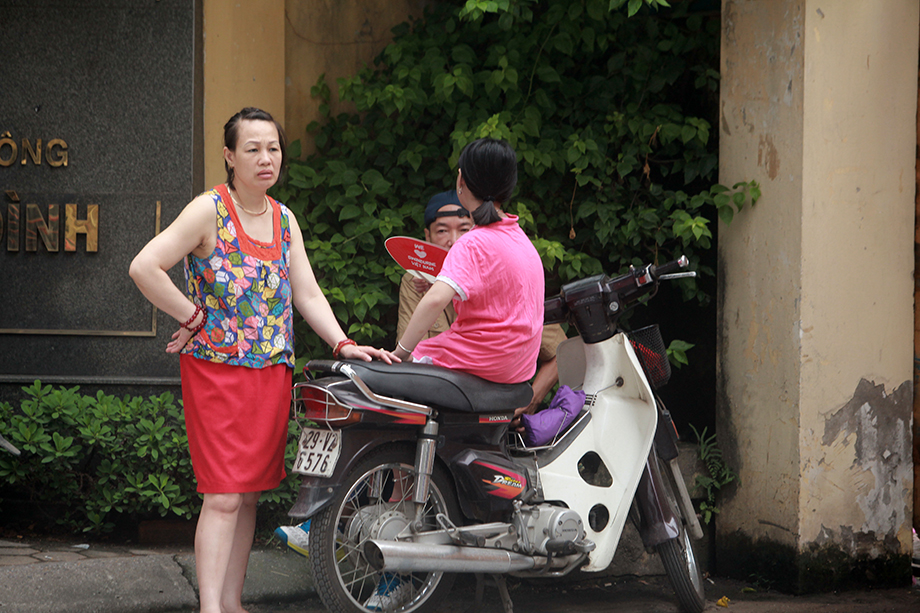 Con vào phòng thi, mẹ ngồi ngoài cầu nguyện hàng giờ đồng hồ - 3