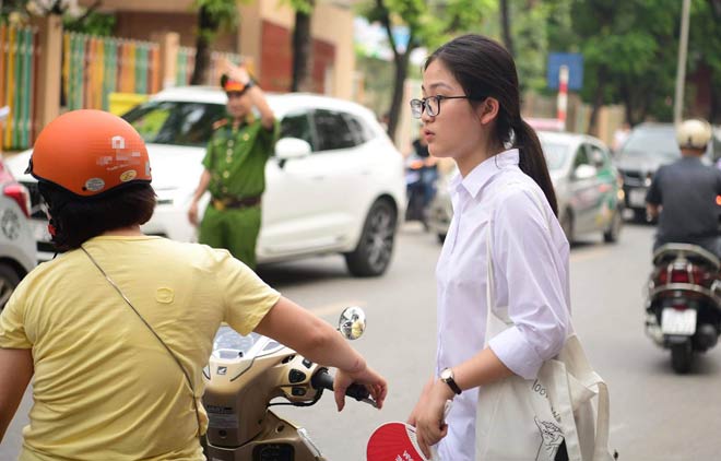 Hồ hởi rời phòng thi, sỹ tử nói điều bất ngờ về đề thi môn Toán - 3