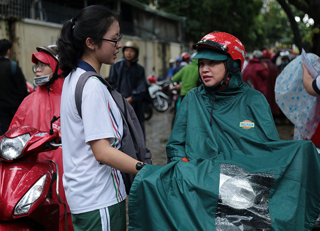 Phụ huynh &#34;đội mưa&#34; đón sĩ tử sau giờ thi Toán - 7