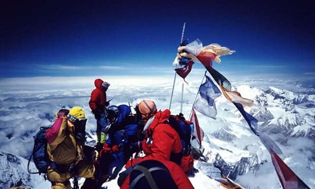 Bỏ mạng vì không thể thoát nổi dòng người chật cứng trên đỉnh Everest - 1