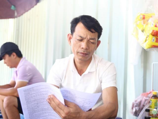 Trưởng thôn 46 tuổi ”vượt khó” đến trường thi THPT quốc gia