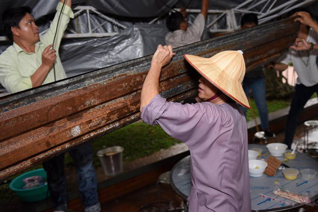 Ngay trước ngày tổ chức Lễ giỗ tổ nghề năm ngoái, trời bỗng đổ mưa lớn khiến Hoài Linh phải chống dột cấp tốc cho một khu vực trong nhà thờ.