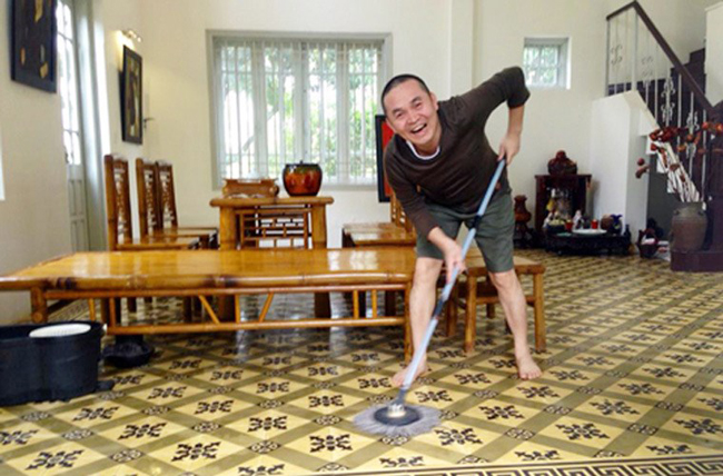 Không chỉ là một nghệ sỹ tài năng, Xuân Hinh còn nổi tiếng khéo phụ vợ việc nhà. Mỗi lúc rảnh rỗi, anh lại giúp vợ lau nhà.
