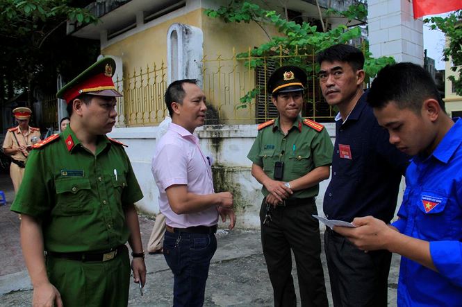 Hà Giang: Cảnh sát hú còi xe chuyên dụng hộ tống thí sinh ngủ muộn đến điểm thi - 1