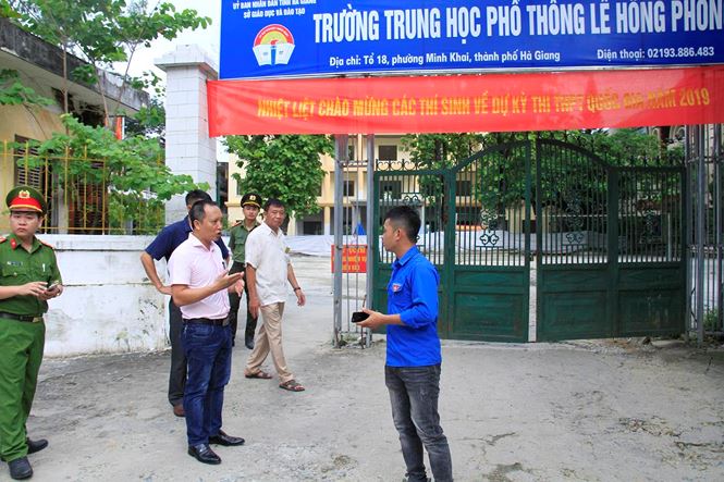 Hà Giang: Cảnh sát hú còi xe chuyên dụng hộ tống thí sinh ngủ muộn đến điểm thi - 2