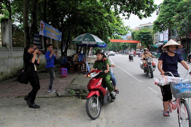 Hà Giang: Cảnh sát hú còi xe chuyên dụng hộ tống thí sinh ngủ muộn đến điểm thi - 3