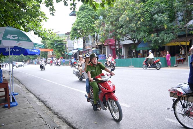 Hà Giang: Cảnh sát hú còi xe chuyên dụng hộ tống thí sinh ngủ muộn đến điểm thi - 4