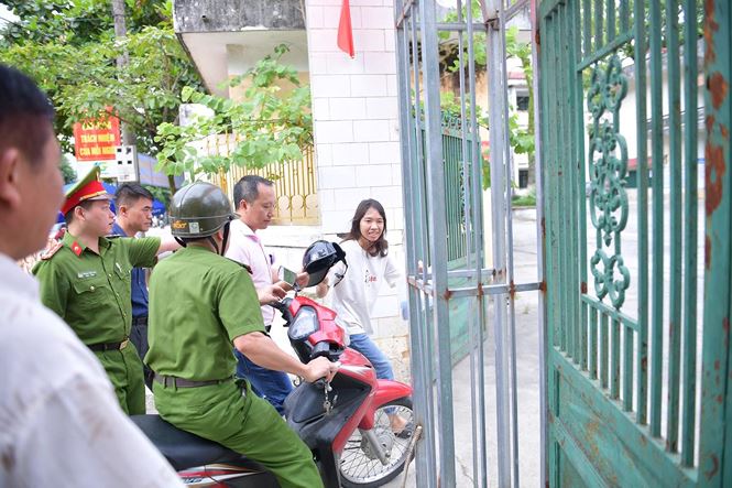 Hà Giang: Cảnh sát hú còi xe chuyên dụng hộ tống thí sinh ngủ muộn đến điểm thi - 6