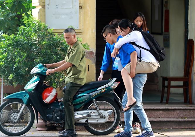 Xúc động thí sinh bị nạn được thanh niên tình nguyện cõng lên tầng 3 dự thi - 4