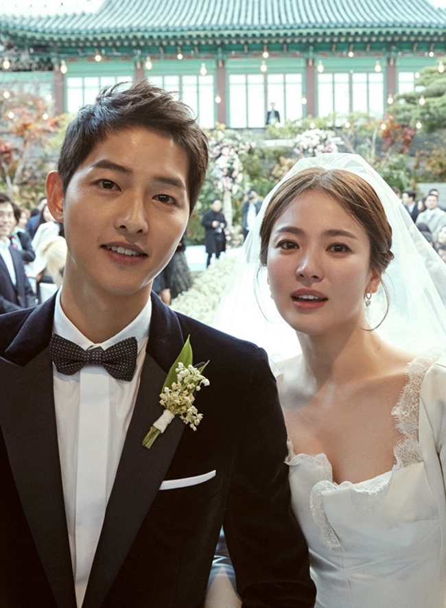 Chỉ chưa đầy hai năm sau "đám cưới thế kỷ", Song Hye Kyo và Song Joong Ki chính thức ly hôn khiến làng giải trí xôn xao. Sau khi Song Joong Ki cho biết đã đệ đơn ly hôn lên Tòa án gia đình Seoul cùng dòng thông báo đến công chúng thì Song Hye Kyo cũng đã lên tiếng xác nhận sự việc.