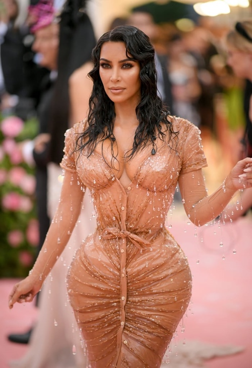 Kim Kardashian ra mắt bộ sưu tập nội y &#34;bóp dáng&#34; hợp với mọi chị em - 2