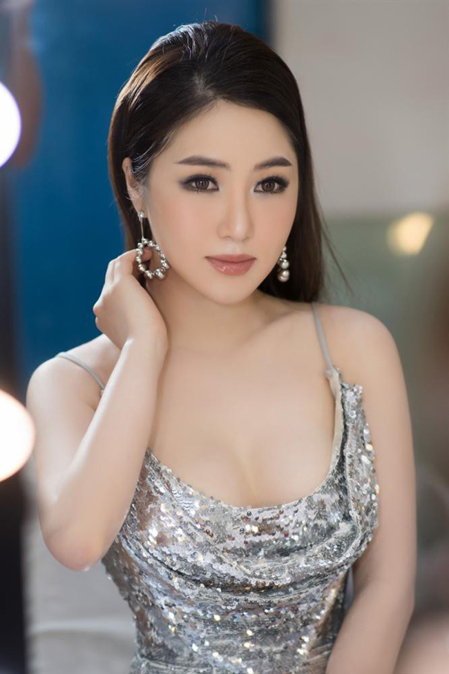 Tuy nhiên, fan cũng tinh ý nhận ra chiếc váy Hương Tràm mặc là trang phục cô từng diện khi biểu diễn.