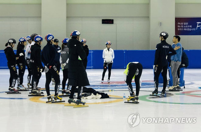 Chấn động thể thao Hàn Quốc: VĐV tụt quần &#34;quấy rối&#34;, cả đội bị &#34;tống cổ&#34; - 1