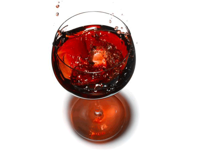4. Uống 1 chút rượu vang mỗi ngày tăng tuổi thọ hơn 5 năm: Một nghiên cứu của Hà Lan theo dõi 1.300 người đàn ông trong 40 năm cho thấy, những người thường xuyên uống tới nửa ly rượu mỗi ngày giúp tăng tuổi thọ thêm 5 năm. Các tác giả nghiên cứu cho biết, các hợp chất polyphenolic trong rượu vang (đặc biệt là rượu có màu đỏ) có tác dụng tốt cho tim. Tuy nhiên, các chuyên gia cả báo không nên uống nhiều rượu để tránh các tác hại nguy hiểm cho sức khỏe.
