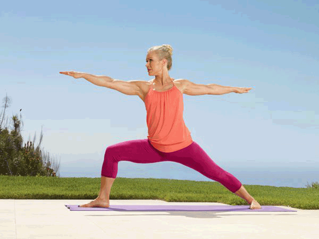 9. Giữ cơ thể trong tư thế chiến binh làm giảm đau lưng 56%. Theo 1 nghiên cứu từ Đại học West Virginia, dành thời gian cho việc tập các tư thế yoga có thể làm giảm đáng kể chứng đau lưng mãn tính. 