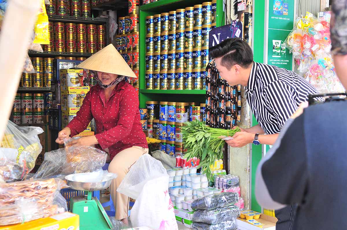 Quách Ngọc Tuyên ra chợ bán rau giúp bà cụ 75 tuổi và cái kết bất ngờ - 3