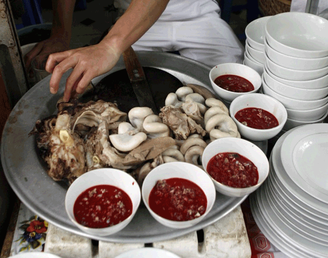 11. Tiết canh làm từ tiết lợn hoặc tiết lợn sống đông tự nhiên. Đây là món ăn rất phổ biến ở Việt Nam và các nước Đông Nam Á khác.