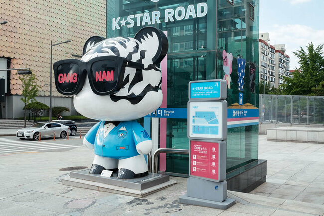 Đường phố này còn được gọi là Đường K-Star do các công ty giải trí lớn nhất của Hàn Quốc có trụ sở ở đây, bao gồm SM, JYP và Cube Entertainment.