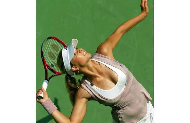 Mỹ nhân Wimbledon hở trên lộ dưới: Chưa &#34;tái mặt&#34; bằng những người đẹp này - 4