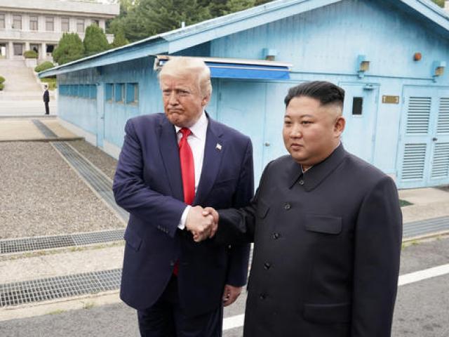 Hình ảnh lịch sử khi Tổng thống Trump gặp ông Kim Jong-un tại Bàn Môn Điếm