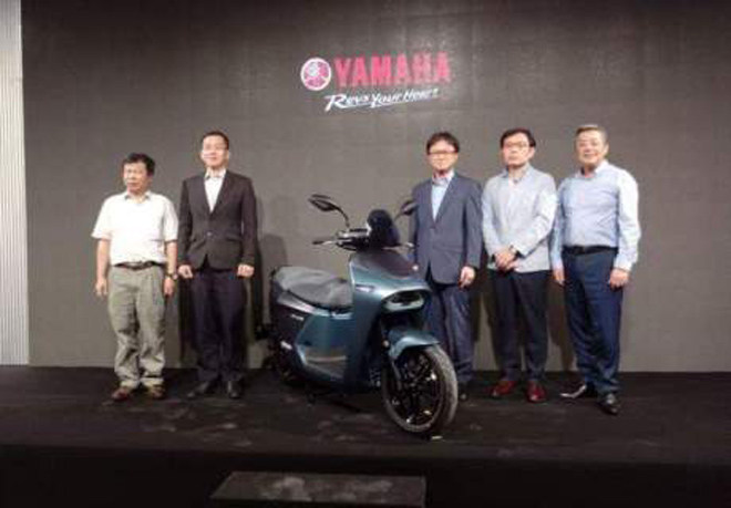 Chính thức chốt giá bán xe ga điện mới Yamaha EC-05 - 1