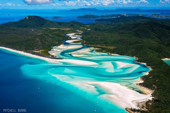 Bãi biển Whitehaven, Đảo Whitsunday, Queensland: Được đánh giá là một trong những bãi biển đẹp nhất thế giới với vẻ đẹp hoang sơ ấn tượng, bãi cát trắng tinh trải dài 7km bao quanh làn nước xanh trong suốt mát mẻ.