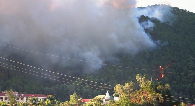 Chặn quốc lộ 1A, tập trung dập lửa ở núi Hồng Lĩnh - 1