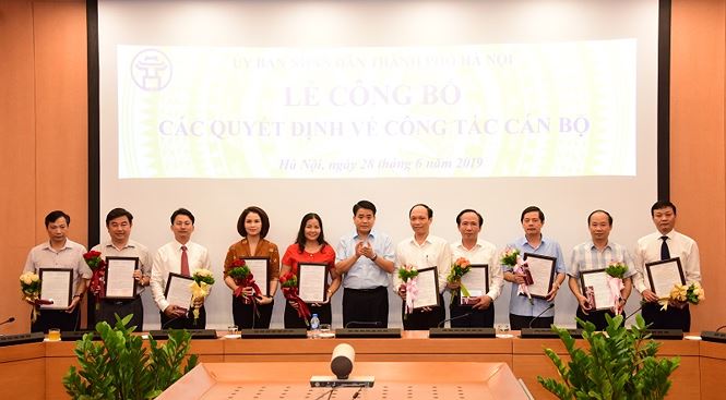 Chủ tịch Hà Nội Nguyễn Đức Chung trao một loạt quyết định nhân sự - 1