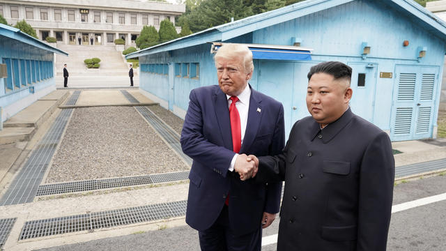 Hình ảnh lịch sử khi Tổng thống Trump gặp ông Kim Jong-un tại Bàn Môn Điếm - 1