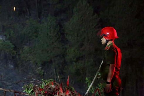 Phó giám đốc Công an đứng lặng sau nỗ lực chữa cháy rừng - 1