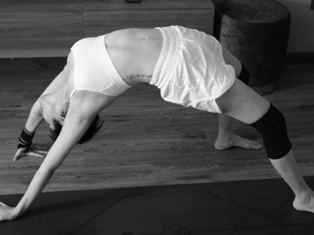 Trốn dịch, Bảo Anh tập yoga tại nhà và body siêu quyến rũ của cô mới gây chú ý nhất