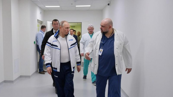Tổng thống Nga Vladimir Putin (trái) và bác sĩ&nbsp;Denis Protsenko. Ảnh: SPUTNIK