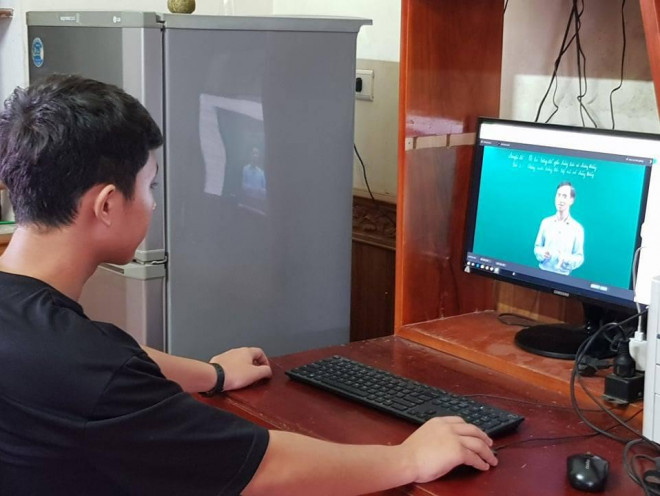 Thời gian nghỉ học để phòng chống COVID-19, học sinh đã chuyển sang học trực tuyến, học trên truyền hình.
