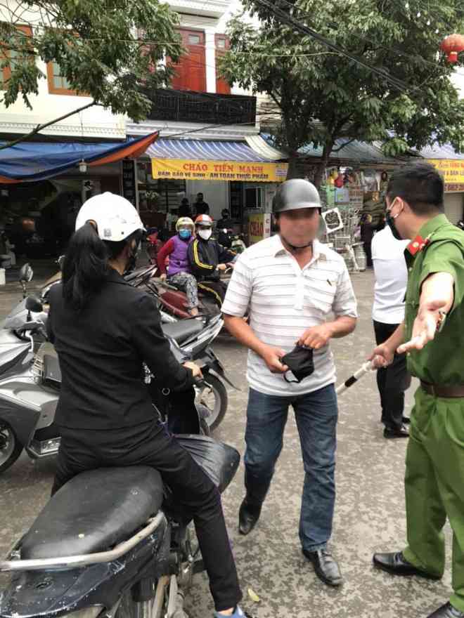 Công an phường mời một người dân làm việc về hành vi không đeo khẩu trang nơi công cộng