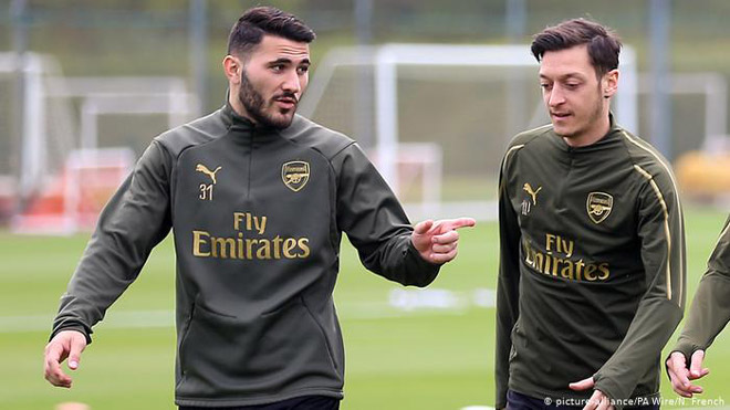 Kolasinac từng "tay không bắt giặc" để bảo vệ Mesut Ozil