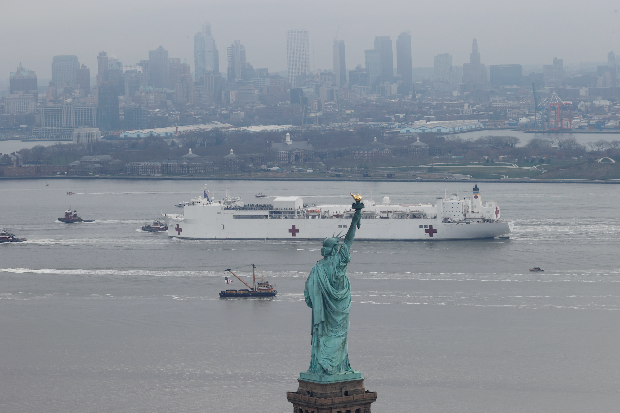 Tàu bệnh viện hải quân Mỹ cập cảng New York (ảnh: AP)