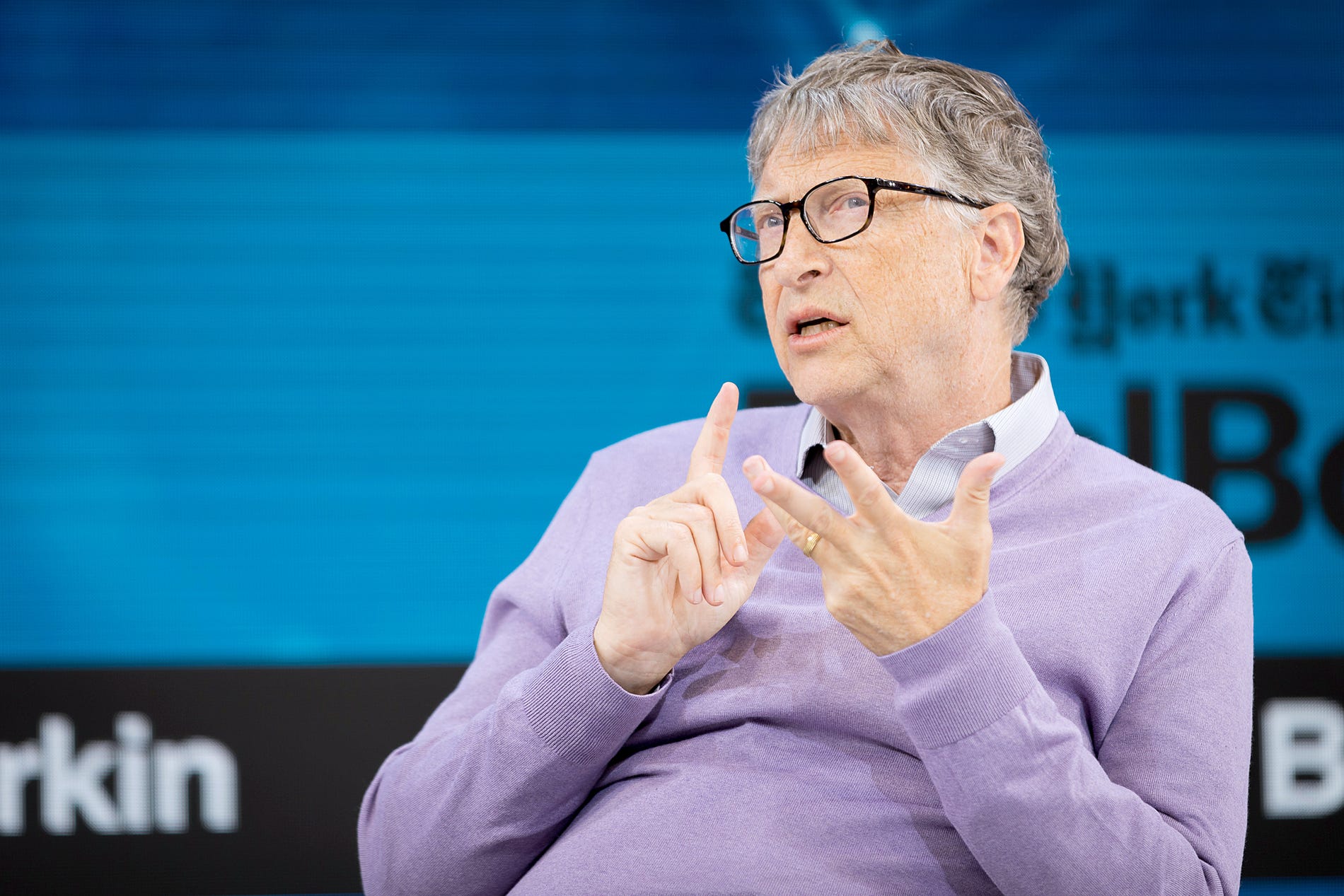 Tỷ phú Bill Gates cho rằng Mỹ nên phong tỏa cả nước để ngăn Covid-19 lây lan (ảnh: Mirror)
