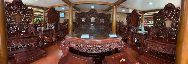 Với tổng cộng 30 món đồ bằng gỗ hương Lào nên bộ bàn ghế “khủng” của đại gia Văn Chân đang được rao bán với giá 5 tỷ đồng. 