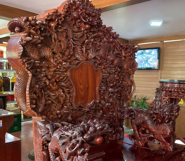 Theo nhận định của những người đam mê bàn ghế gỗ hương Lào, đây là bộ bàn ghế khá khủng ở Việt Nam