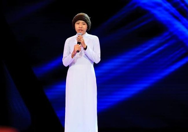 Học trò team HLV Quang Lê – Lê Thanh Huyền Trân từng khiến nhiều người xúc động bởi câu chuyện về cô bé mồ côi cùng nghị lực vươn lên tỏa sáng trên sân khấu.