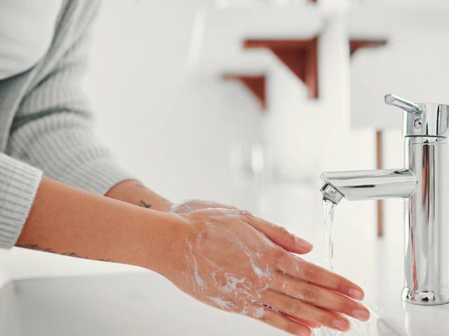 Bí quyết rửa chục lần mỗi ngày mà da tay vẫn mềm mại