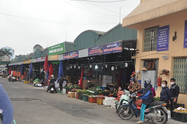 Trong ngày đầu tiên thực hiện lệnh cách ly toàn xã hội, hầu hết các chợ đầu mối, chợ dân sinh không xuất hiện tình trạng tăng giá các mặt hàng thiết yếu.