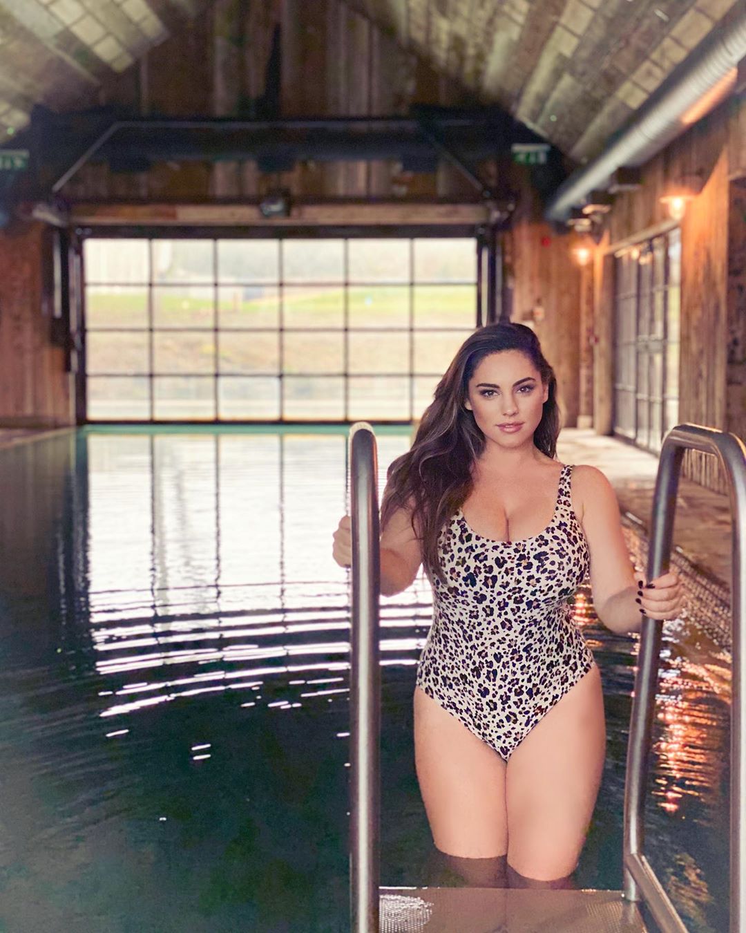 Kelly Brook thường xuyên luyện tập thể thao cũng như tập pilates.