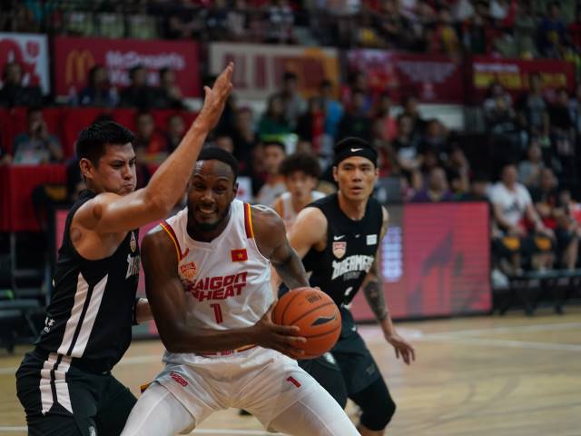 Saigon Heat (áo trắng) chơi đầy quyết tâm nhưng họ vẫn đang đứng cuối bảng ABL 10