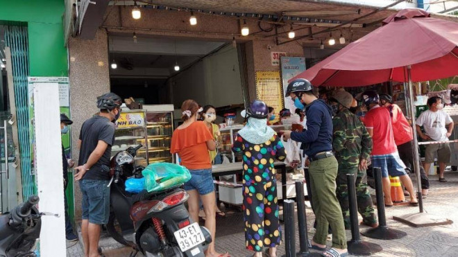 Người dân chen nhau mua bánh mỳ sau khi Đà Nẵng yêu cầu dừng bán đồ ăn uống qua mạng, mang về