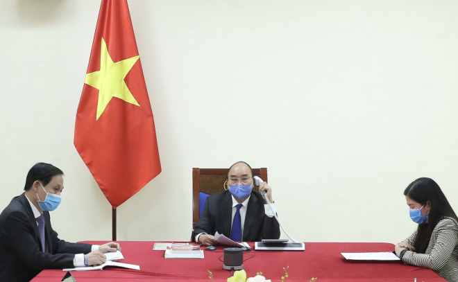 Thủ tướng Chính phủ Nguyễn Xuân Phúc điện đàm với Thủ tướng Quốc vụ viện Trung Quốc Lý Khắc Cường (Ảnh: VGP)