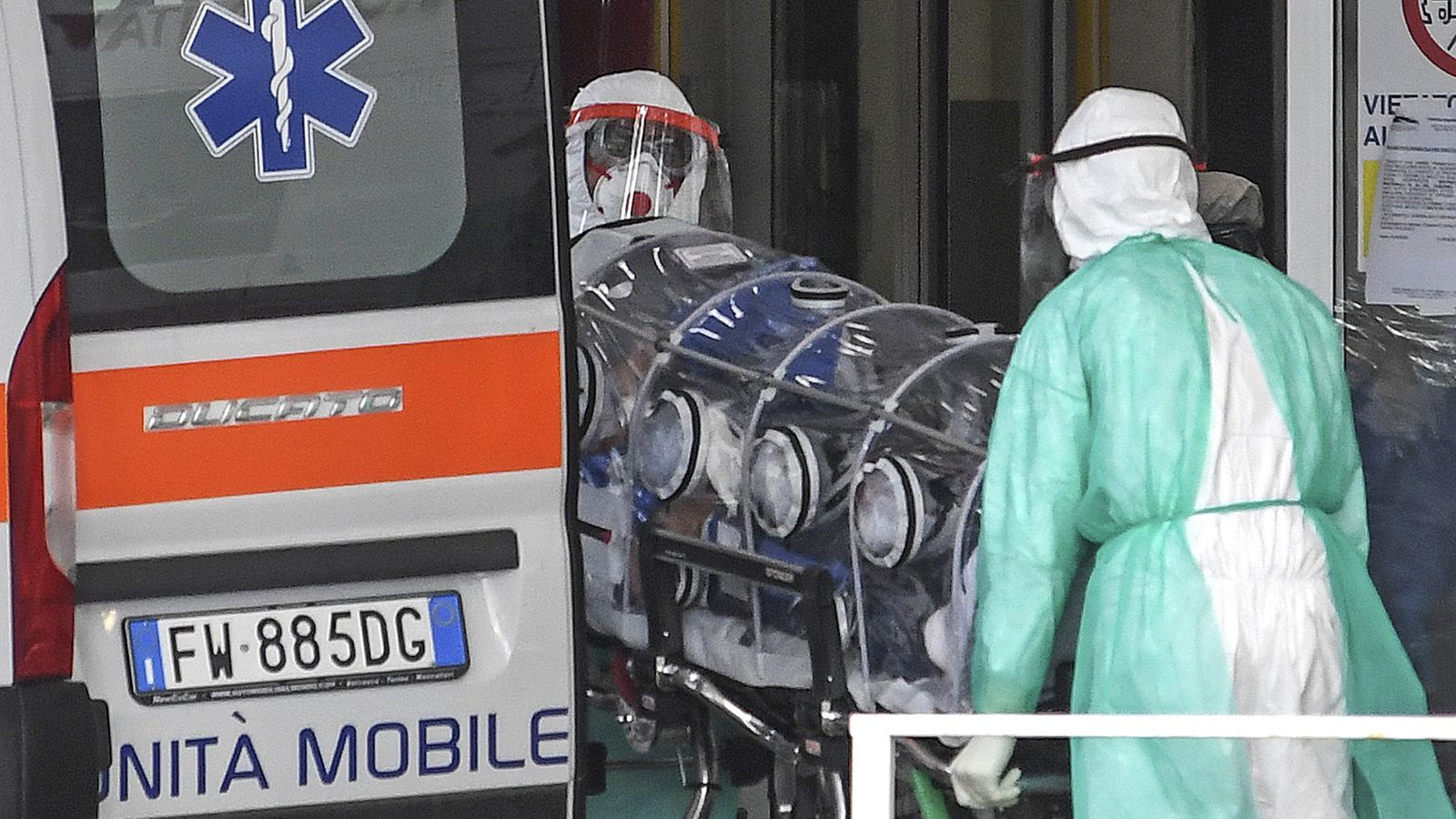 Nhân viên y tế tại Bệnh viện Cotugno, Italia, được trang bị đầy đủ đồ bảo hộ y tế. Ảnh: Sky News