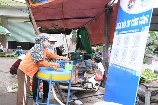 Những bồn rửa tay đầu tiên hoàn thiện được Đoàn thanh niên Công an huyện An Dương chuyển tới lắp đặt tại chợ Lương Quán, chốt kiểm soát Covid-19 thuộc xã Nam Sơn (huyện An Dương) và chợ Tràng Duệ (xã Lê Lợi, An Dương, Hải Phòng).